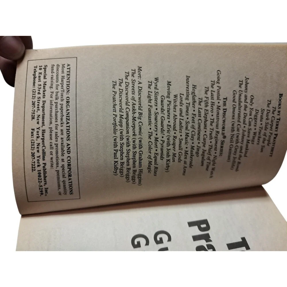 Guards! Guards! - Mass Market Paperback By Terry Pratchett - ACCEPTABLE